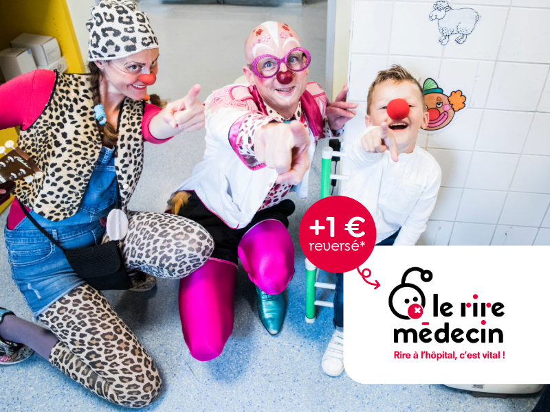 Des comédiens clowns-professionnels sont avec un enfant. Ils ont tous les trois un nez rouge qui illustre l'association Le Rire Médecin.